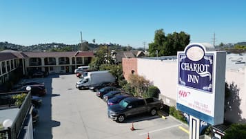 Un estacionamiento con varios coches y un cartel de Chariot Inn.