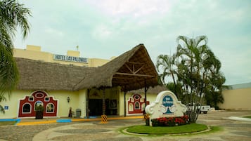 Vista frontal de la propiedad
