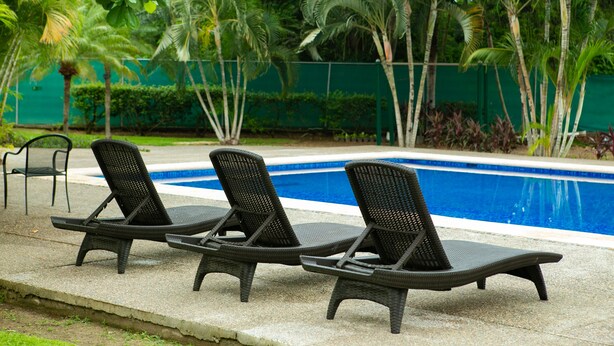 A poolside area with lounge chairs and a pool. - Hotel las Palomas Nuevo Vallarta (Nuevo Nayarit)