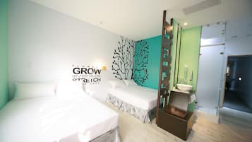 Habitación cuádruple | Edredones de plumas, tabla de planchar con plancha, wifi gratis