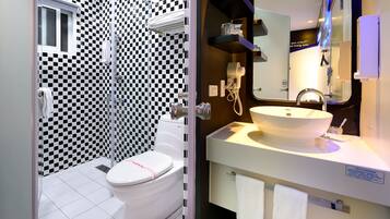 Quarto casal econômico | Banheiro | Produtos de toalete grátis, secador de cabelo, chinelos