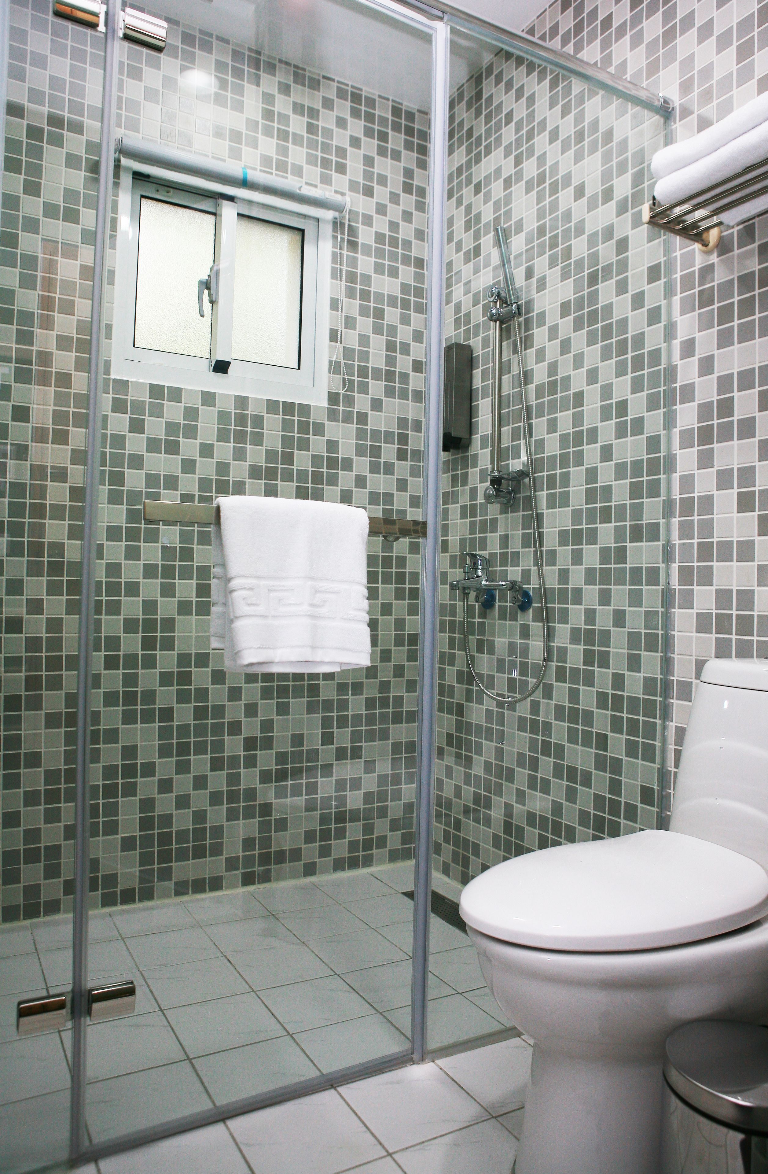 standard double room | bathroom | free toiletries, hair dryer, slippers, towels