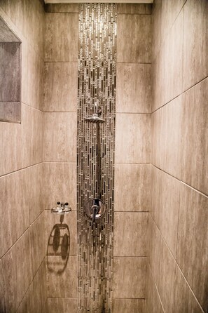 Room 1 - Deluxe Queen Suite (1) | Bathroom shower - Nauntons Guest House (Ladysmith)