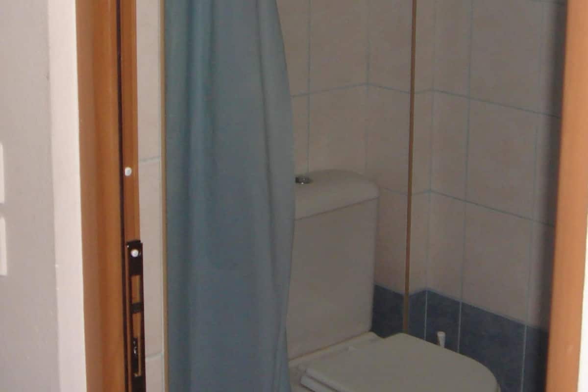 triple room | bathroom | shower, free toiletries, hair dryer, towels