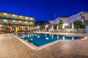 Outdoor pool, open 9:00 AM to 6:30 PM, pool umbrellas, pool loungers