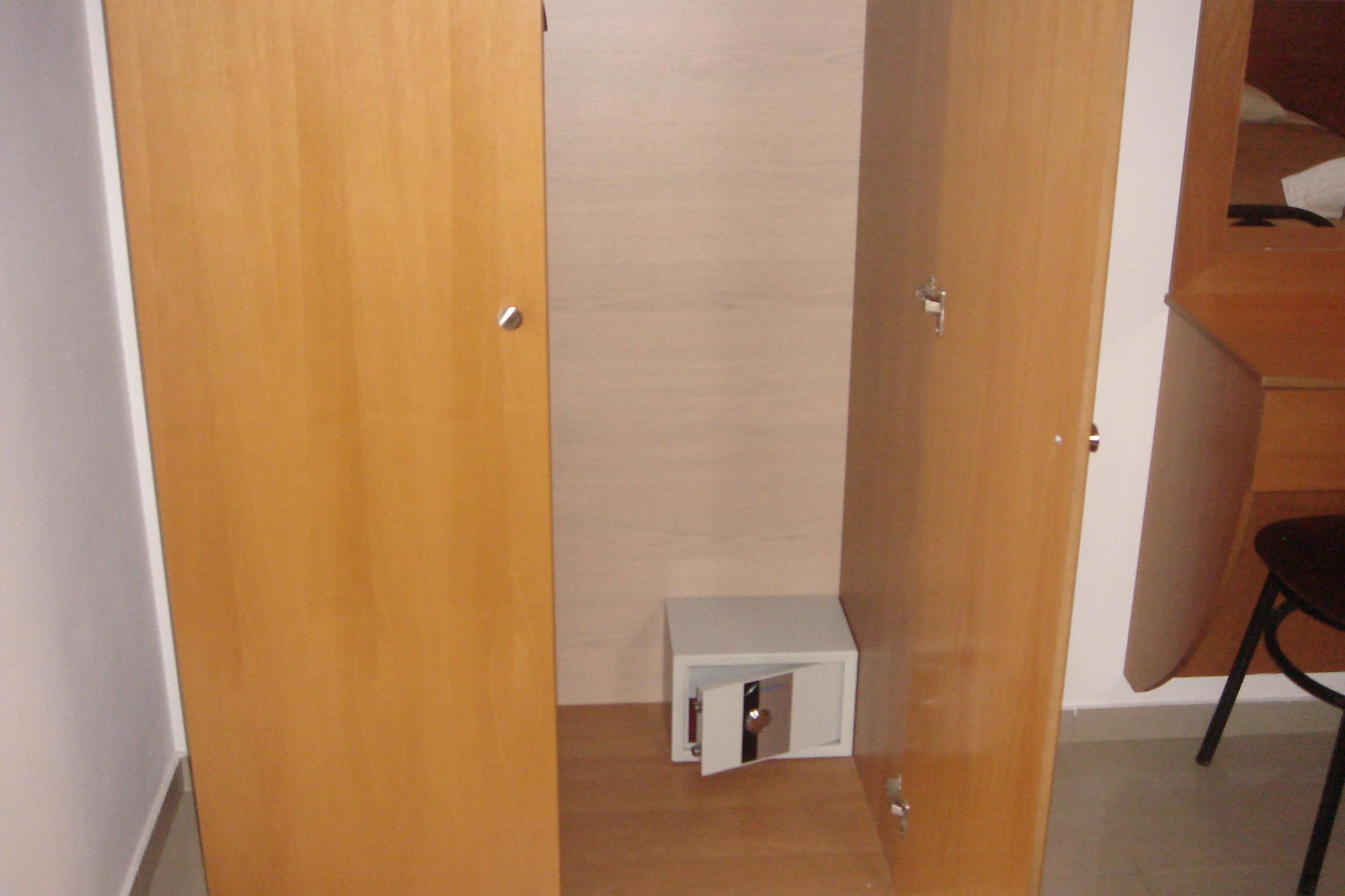 triple room | desk, soundproofing, free cots/infant beds, free wifi