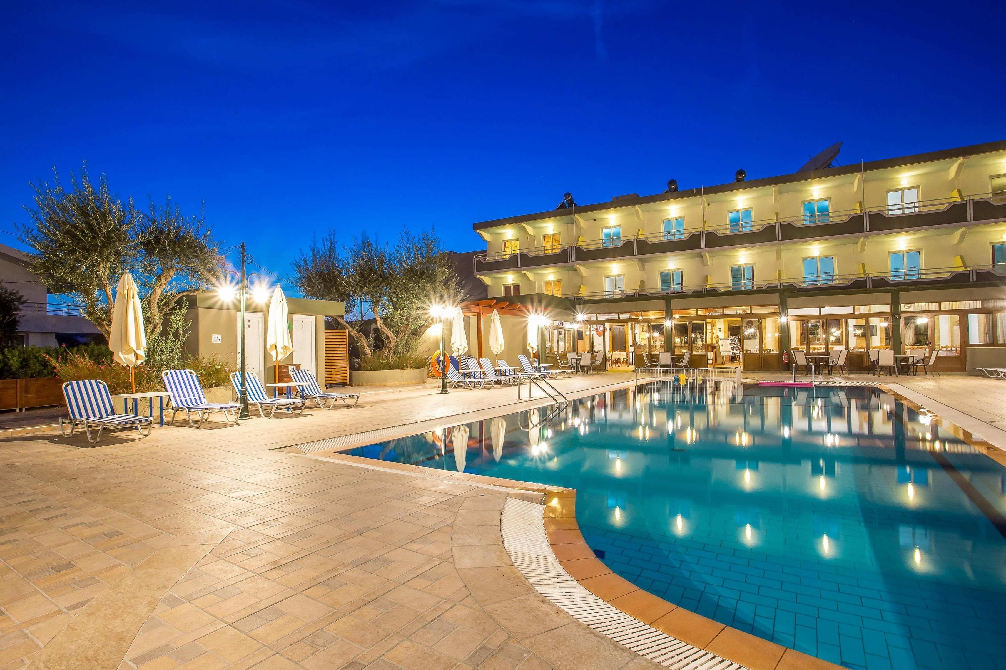 Piscine extérieure, parasols de plage, chaises longues