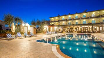 Una piscina al aire libre (de 09:00 a 18:30), sombrillas, tumbonas