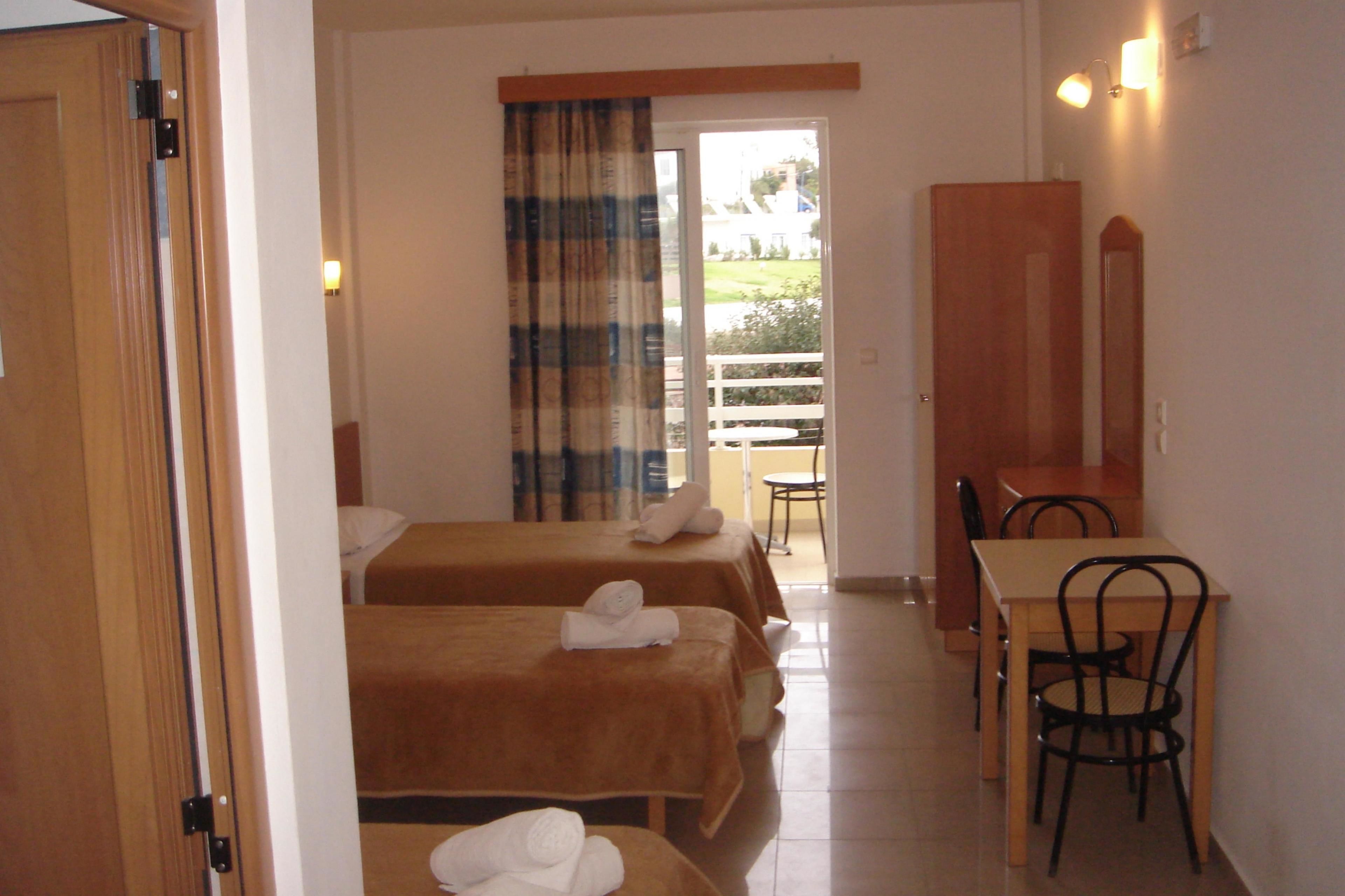 triple room | desk, soundproofing, free cots/infant beds, free wifi