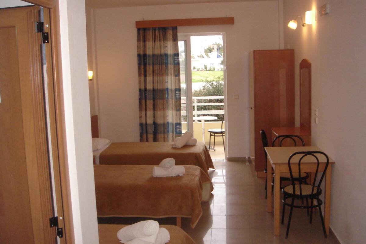 triple room | desk, soundproofing, free cots/infant beds, free wifi