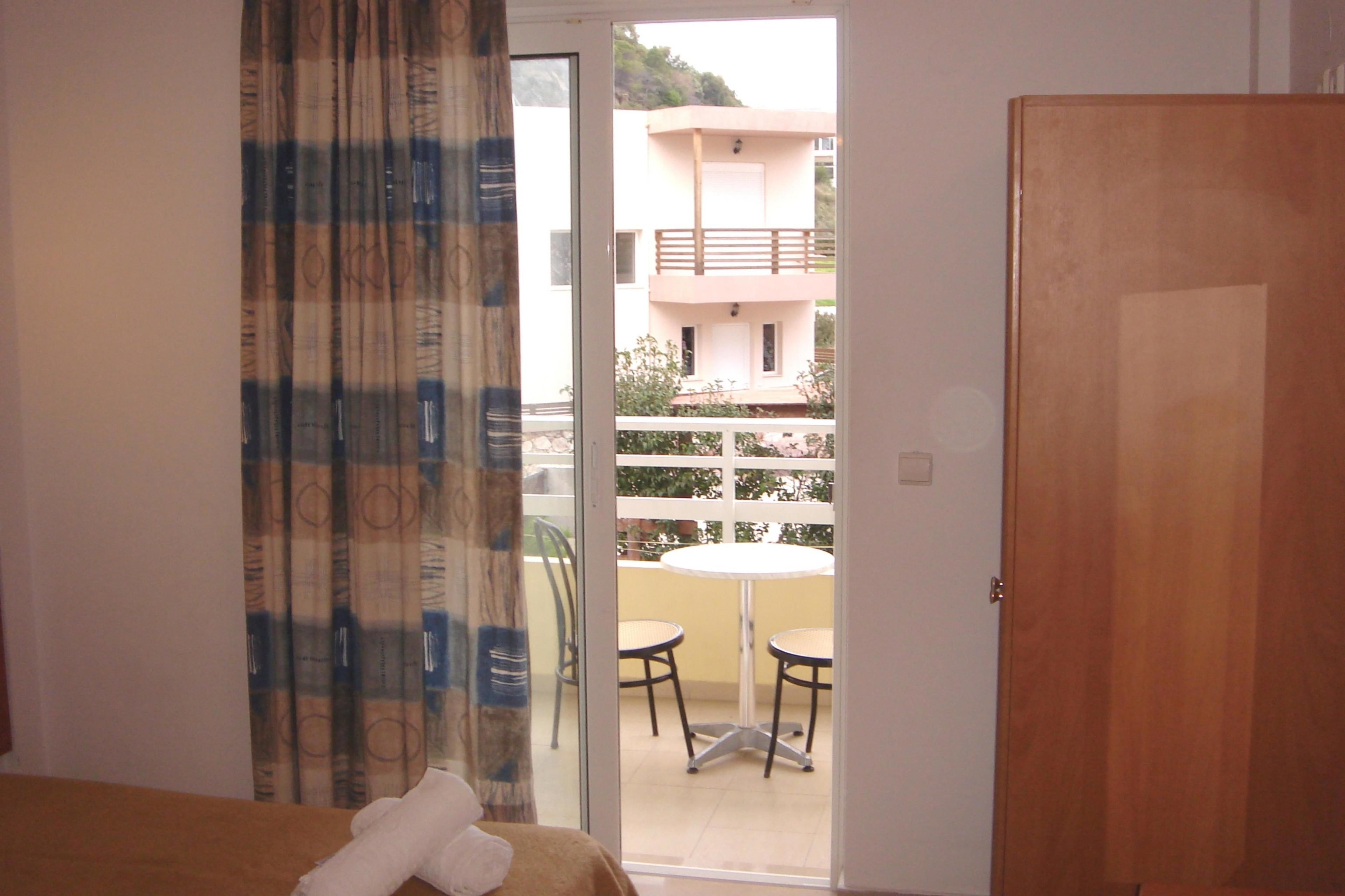 triple room | desk, soundproofing, free cots/infant beds, free wifi