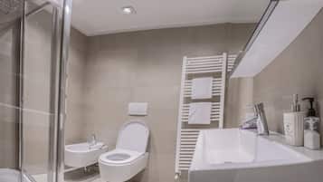 Een douche, een haardroger, handdoeken