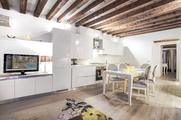 Frigorifero con congelatore, piano cottura, macchina per caffè espresso