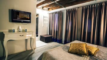 1 quarto, individualmente mobiliados, escrivaninha