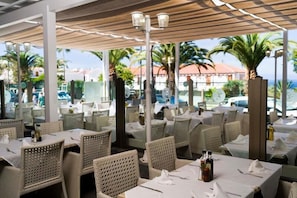 Breakfast, lunch and dinner served