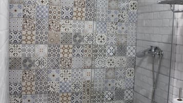 Banyera, assecador de cabells i tovalloles
