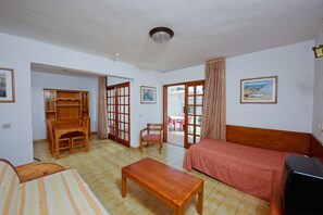 Superior-Apartment, 2 Schlafzimmer | Wohnzimmer | Fernseher