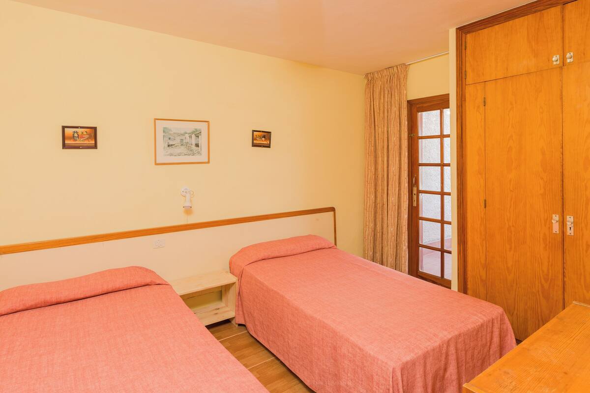 In-room safe, cribs (free), WiFi (free), bed sheets