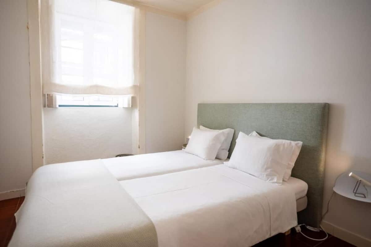 Habitación básica con 1 cama doble o 2 individuales, baño compartido | Caja fuerte, wifi gratis, decoración individual y mobiliario individual