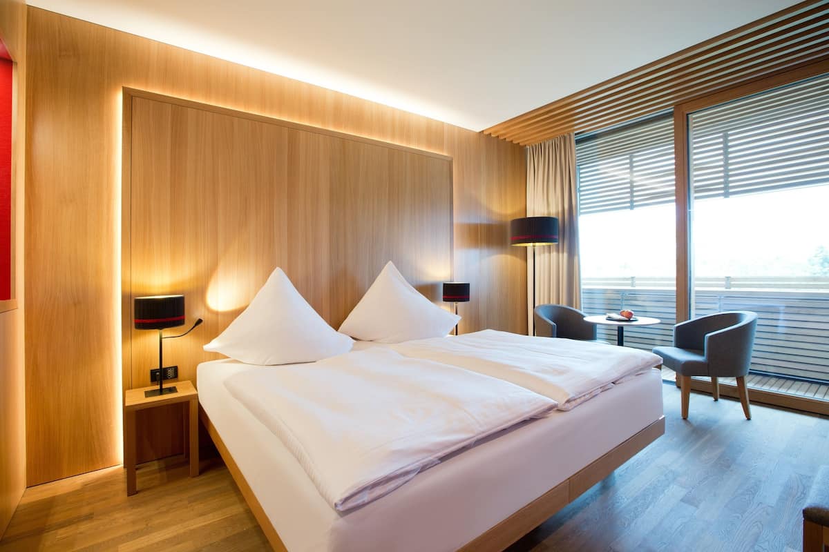 deluxe double room, 1 double bed, balcony | minibar, in-room safe, desk, blackout curtains