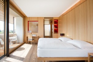 Minibar, caja de seguridad en la habitación y escritorio 