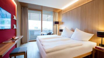 Quarto casal premium, 1 cama de casal, sacada | Frigobar, cofres nos quartos, escrivaninha, cortinas blackout