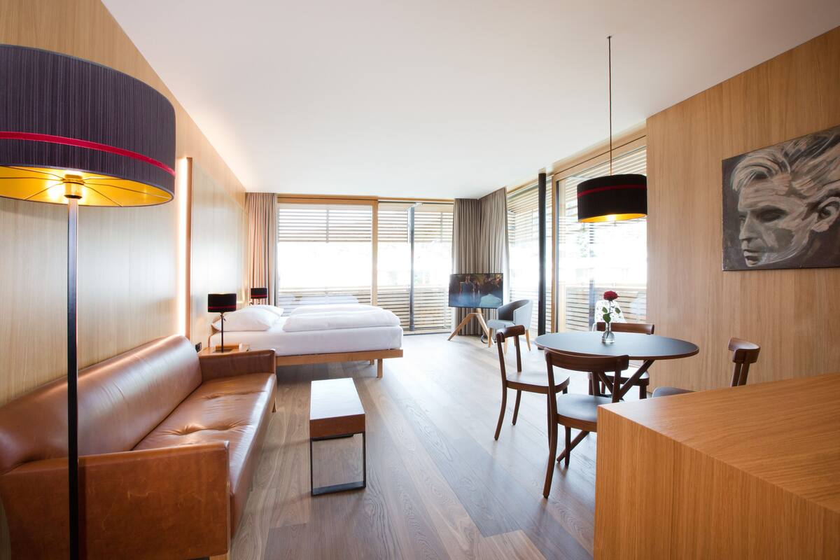 Minibar, caja de seguridad en la habitación y escritorio