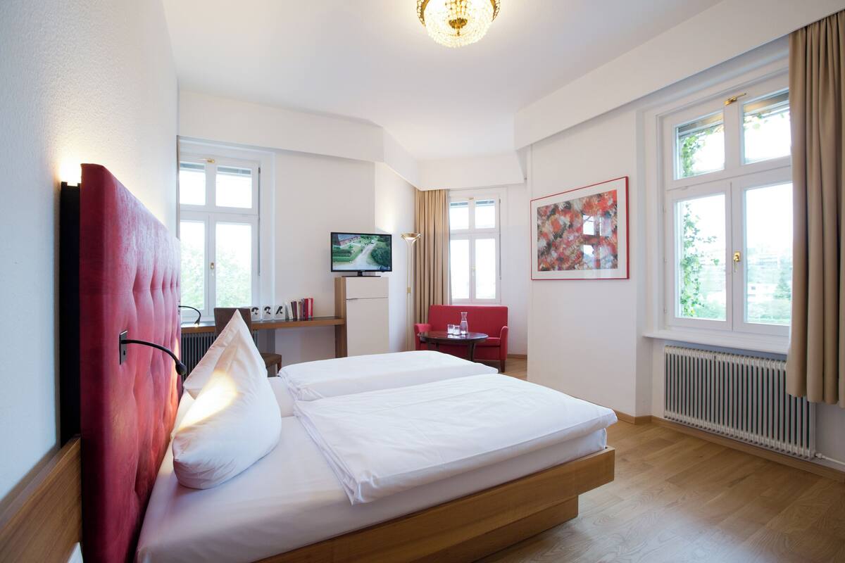 Minibar, caja de seguridad en la habitación y escritorio