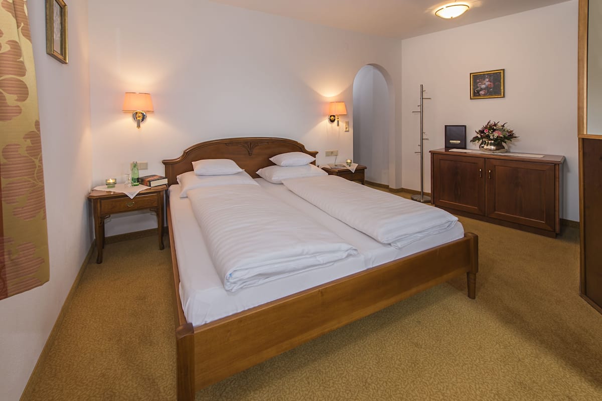 suite, mountain view | in-room safe, free wifi