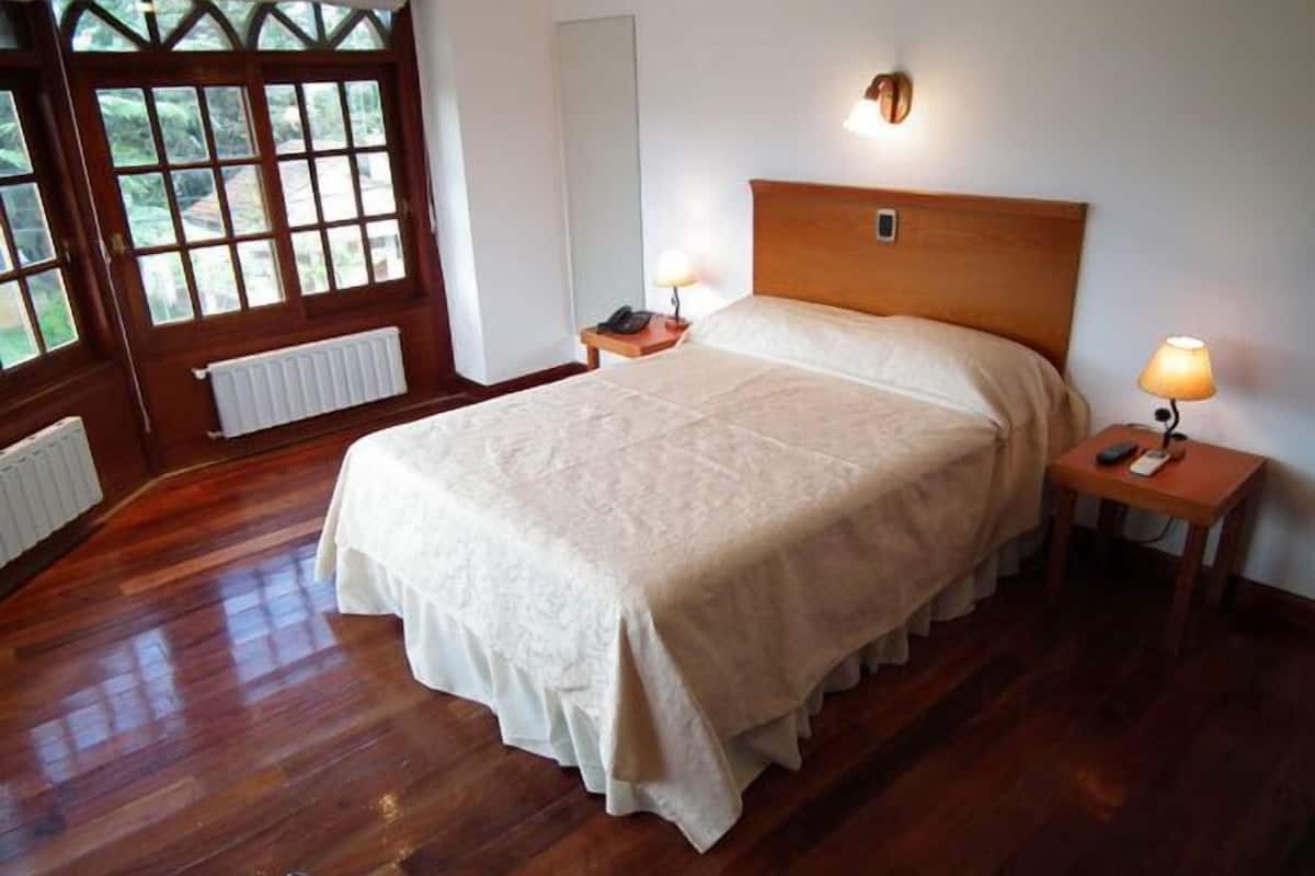 Ropa de cama de alta calidad y caja de seguridad en la habitación
