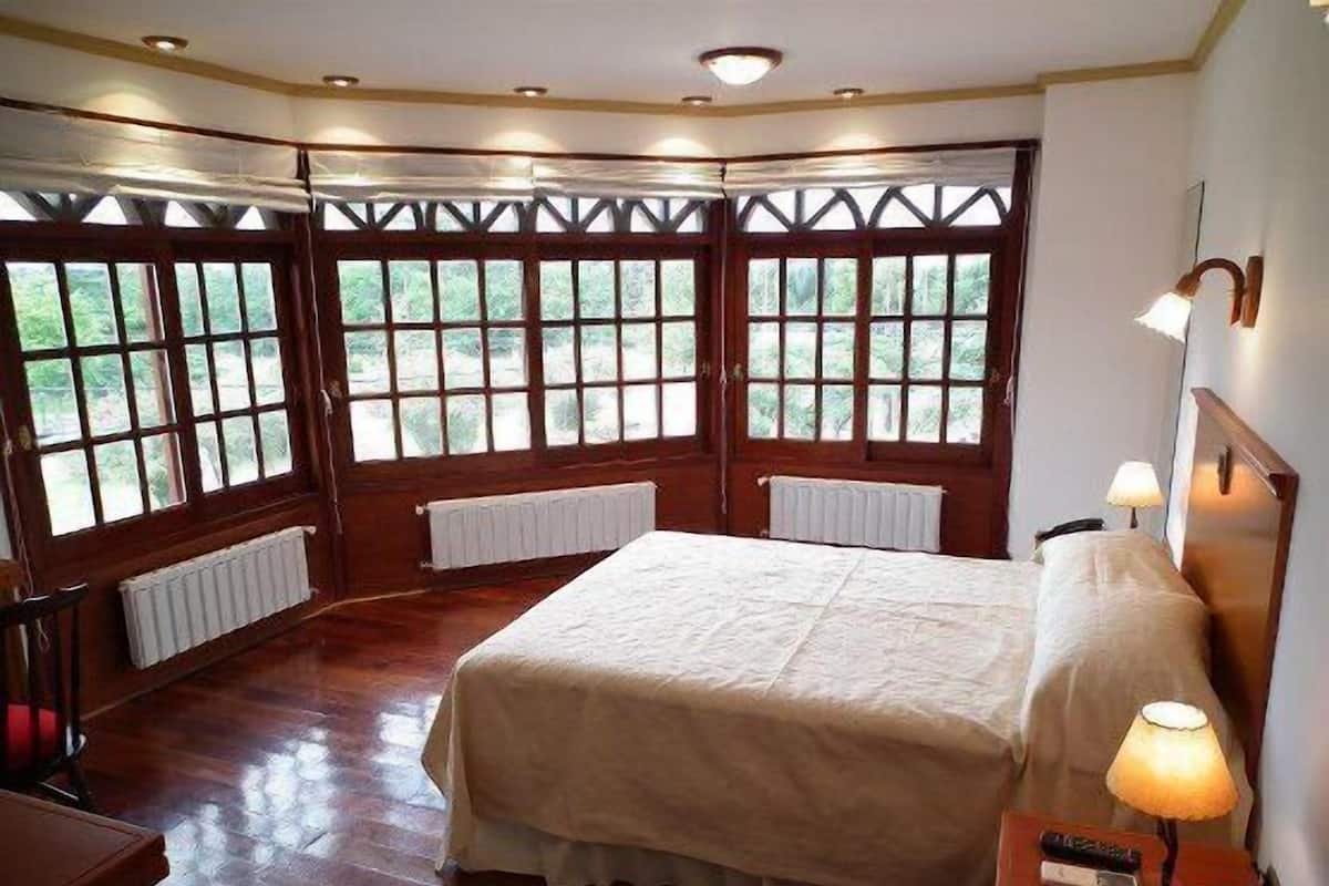 Ropa de cama de alta calidad y caja de seguridad en la habitación