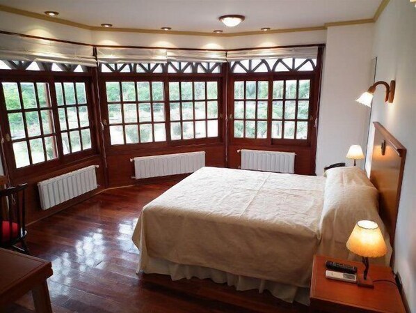 Premium bedding, in-room safe, cots/infant beds, rollaway beds