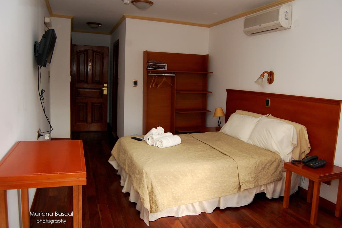 Ropa de cama de alta calidad y caja de seguridad en la habitación