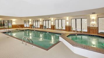 Una piscina cubierta, tumbonas