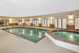 Inomhuspool och solstolar