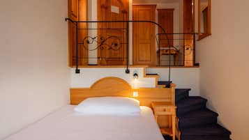 Single Room | 1 bedroom, hypo-allergenic bedding, down comforters, in-room safe
