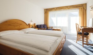 double room Panorama Plus | Hypo-allergenic bedding, down duvets, in-room safe, desk - Walliserhof (Taesch)