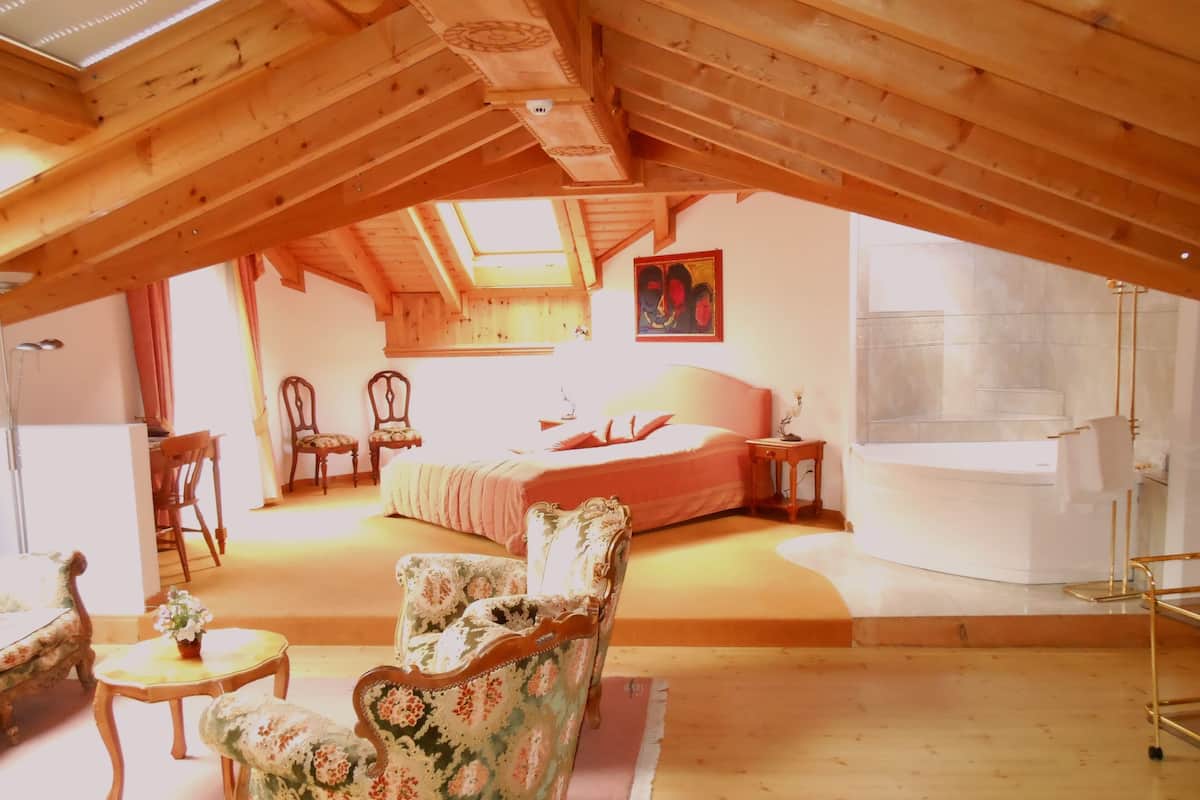 Romantic Suite with Sauna | Woonruimte | Een flatscreentelevisie