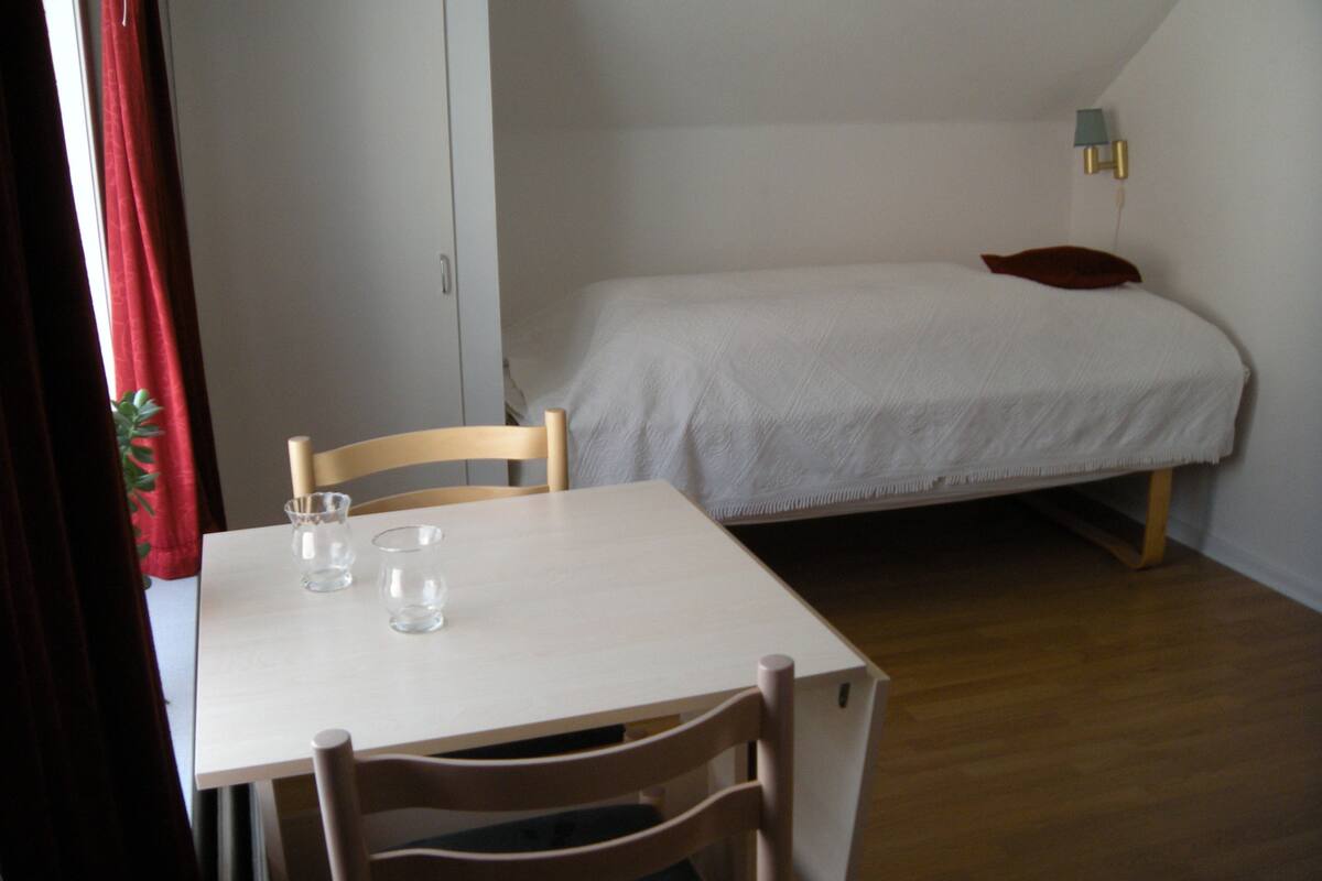 Doppelzimmer, Gemeinschaftsbad | Individuell eingerichtet, Babybetten, kostenloses WLAN