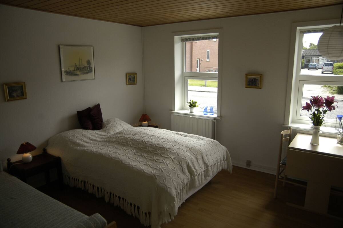 Dreibettzimmer, Gemeinschaftsbad | Individuell eingerichtet, Babybetten, kostenloses WLAN