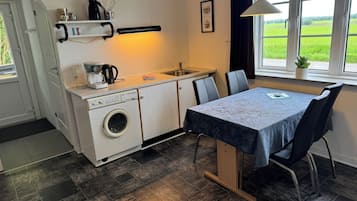 Apartment, 2 Bedrooms, Kitchen and Living Room | Eget kök | Kylskåp, mikrovågsugn, ugn och spishäll