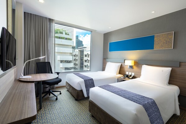 In-room safe, desk, laptop workspace, blackout drapes - Holiday Inn Express Bangkok Sathorn by IHG (Bangkok)