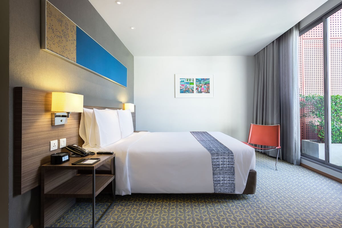 Standard Room, 1 Queen Bed (Extra Floor Space, Free Breakfast)