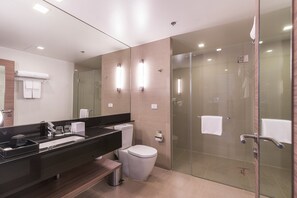 Chuveiro, ducha de hidromassagem, produtos de toalete grátis 