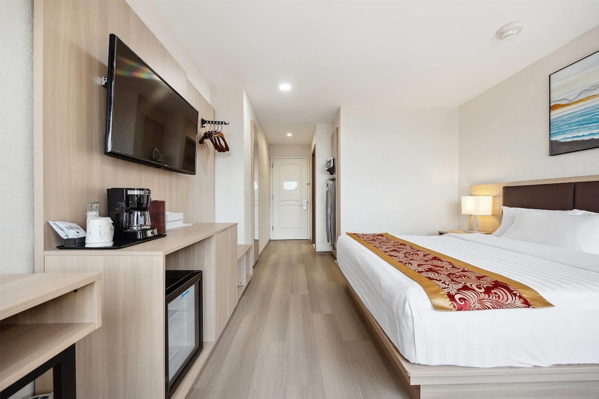 Desk, iron/ironing board, rollaway beds, free WiFi