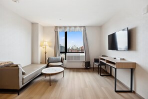 Daunenbettdecken, Schreibtisch, Bügeleisen/Bügelbrett, Zustellbetten