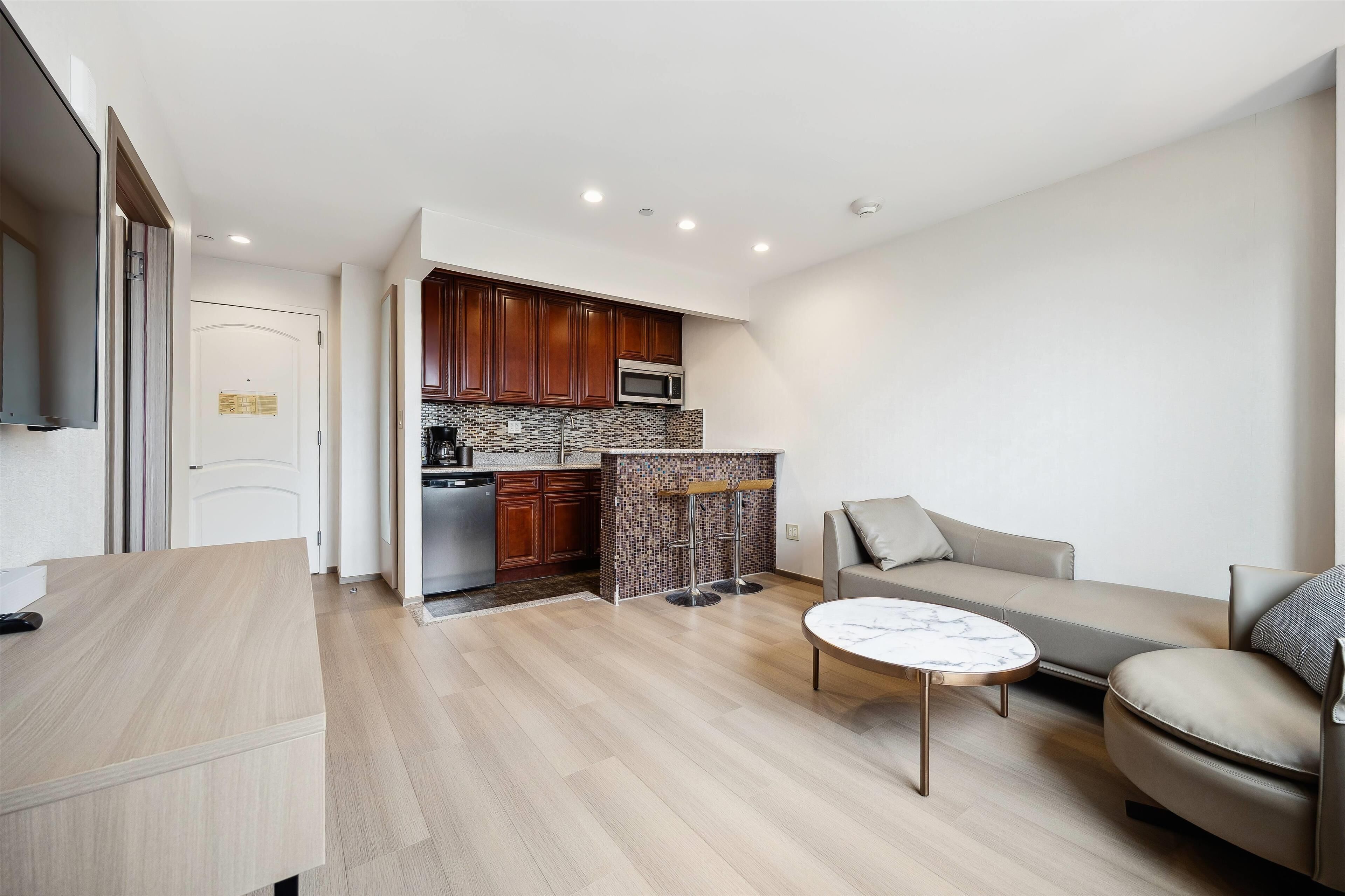Um apartamento moderno com cozinha, sala de jantar e sala de estar.