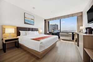 Down duvets, desk, iron/ironing board, rollaway beds - Ramada by Wyndham Flushing Queens (Flushing)