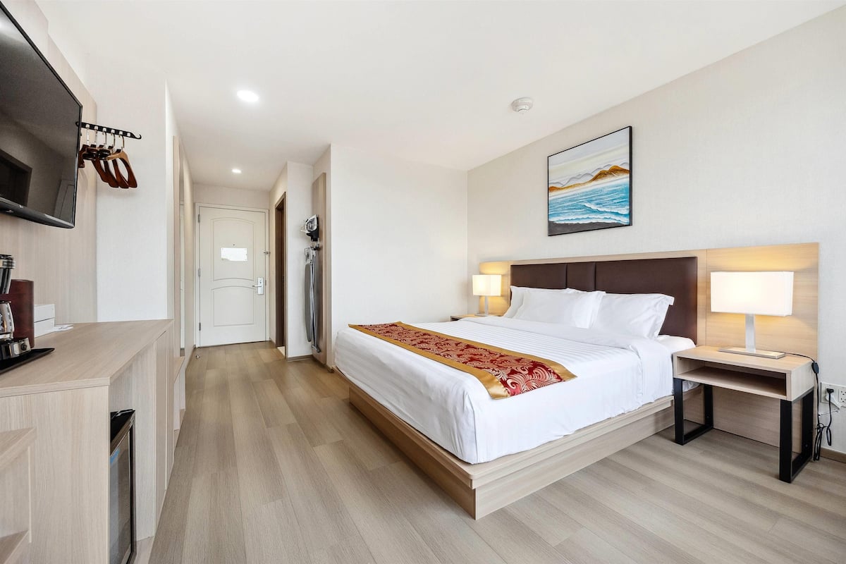 Desk, iron/ironing board, rollaway beds, free WiFi