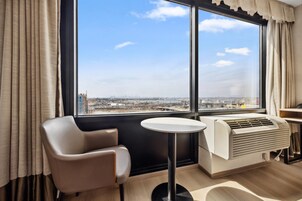 Escritorio, tabla de planchar con plancha y camas plegables/adicionales 